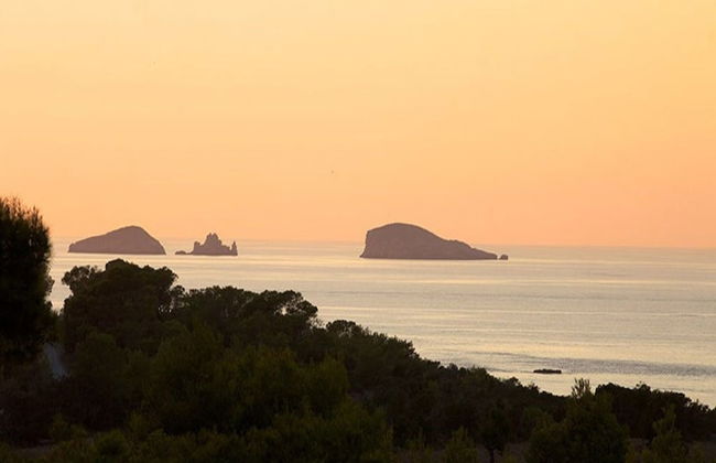 Gorgeous Villa With Views - Photo 35