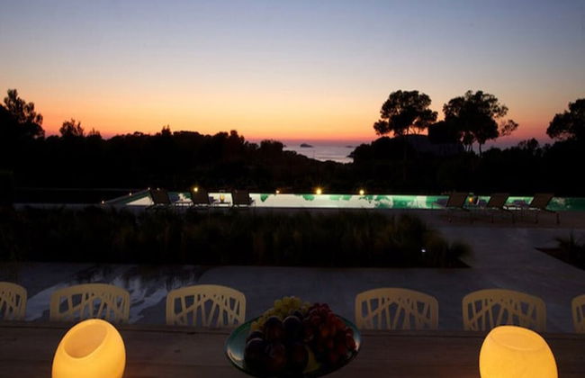 Gorgeous Villa With Views - Photo 27