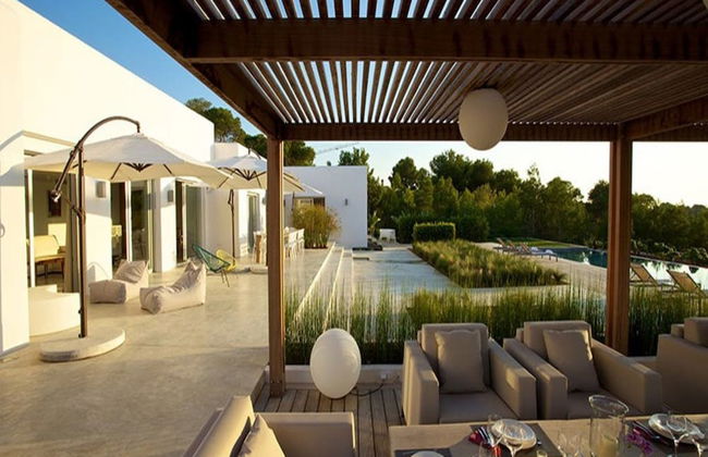 Gorgeous Villa With Views - Photo 13
