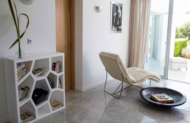 Gorgeous Villa With Views - Photo 21