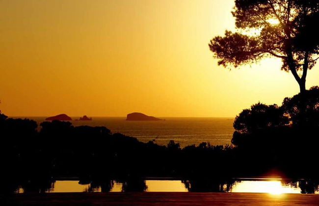 Gorgeous Villa With Views - Photo 38