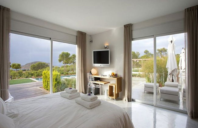 Gorgeous Villa With Views - Photo 4