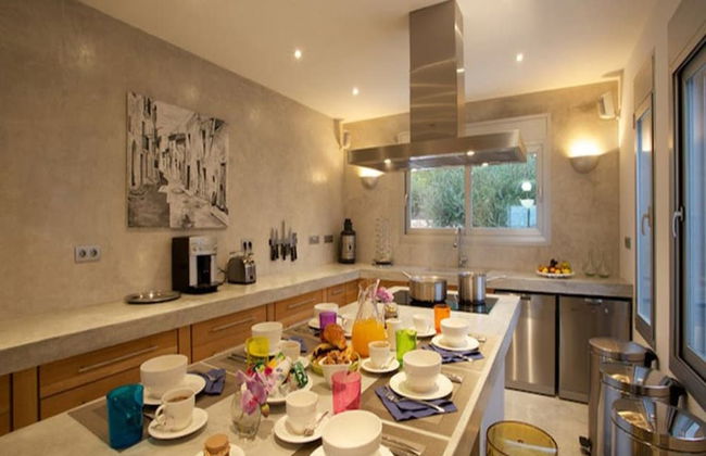 Gorgeous Villa With Views - Photo 25