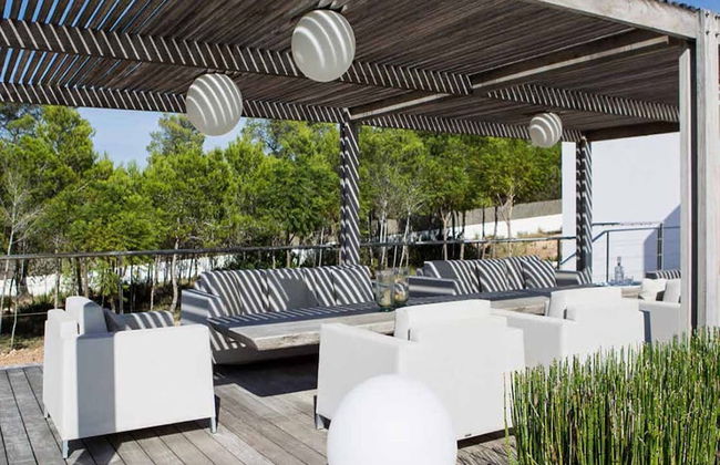 Gorgeous Villa With Views - Photo 12