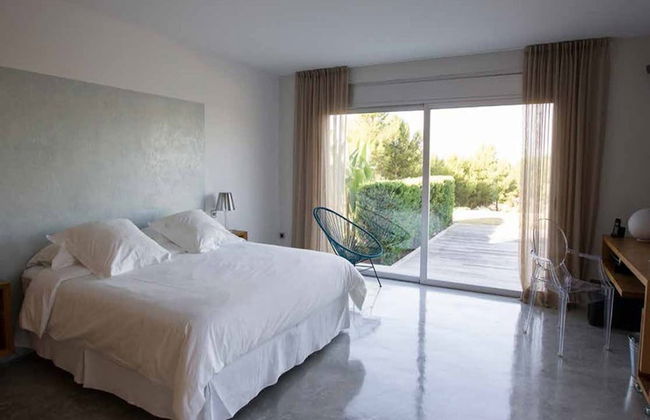 Gorgeous Villa With Views - Photo 3