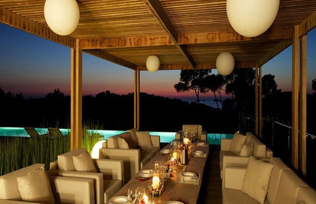 Gorgeous Villa With Views - Photo 16