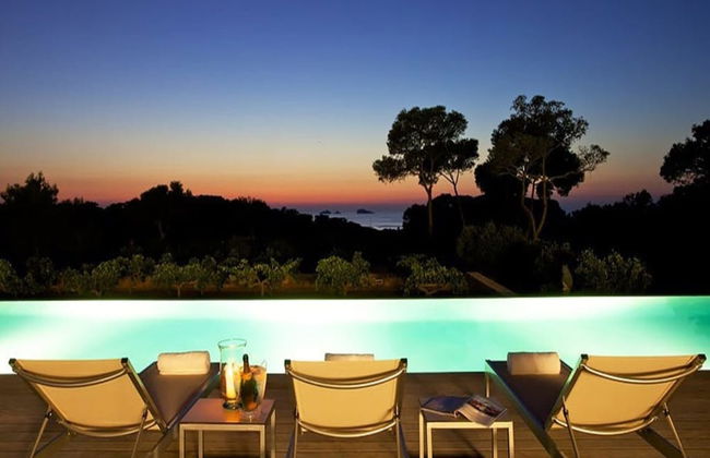 Gorgeous Villa With Views - Photo 14