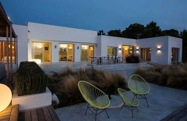 Gorgeous Villa With Views - Photo 31