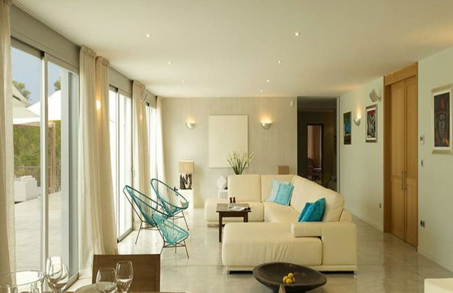 Gorgeous Villa With Views - Photo 10