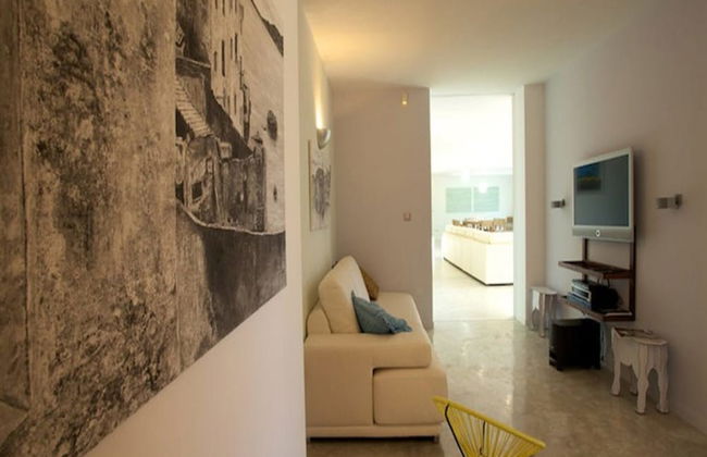 Gorgeous Villa With Views - Photo 9