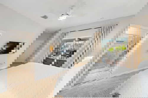 Foto 4 - Modern Oasis 4 Bedroom Home
