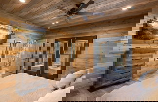 Foto 3 - Over The Top 5 Bedroom Cabin by RedAwning