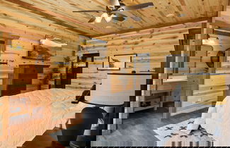 Foto 2 - Smoky Mountain Splash 6 Bedroom Cabin by RedAwning