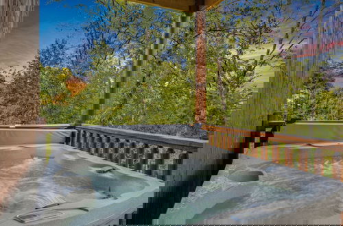 Foto 41 - Smoky Mountain Splash 6 Bedroom Cabin by RedAwning
