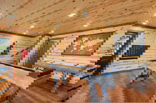 Foto 45 - Smoky Mountain Splash 6 Bedroom Cabin by RedAwning