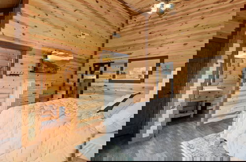 Foto 6 - Smoky Mountain Splash 6 Bedroom Cabin by RedAwning
