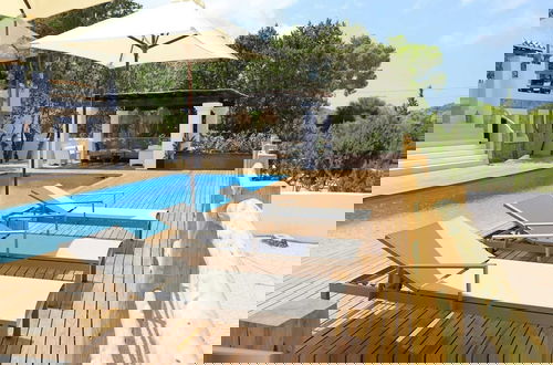 Foto 17 - Holiday Villa With Pool