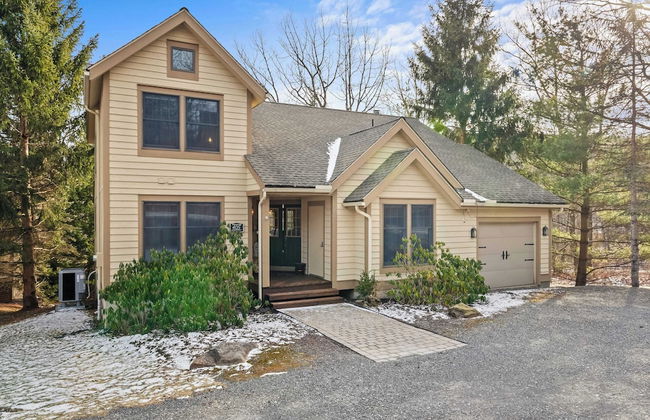 Mountain Escape With Game Room, Balcony & Stunning Views in the Poconos Christina - Foto 3