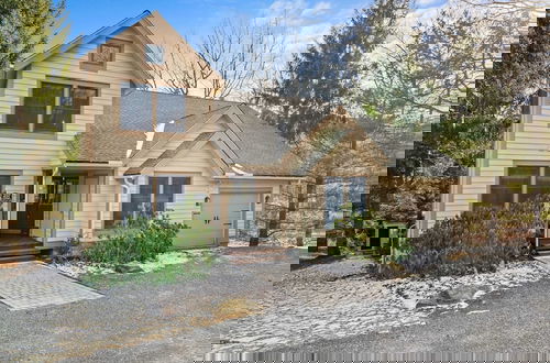 Foto 3 - Mountain Escape With Game Room, Balcony & Stunning Views in the Poconos Christina