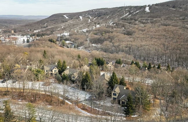 Mountain Escape With Game Room, Balcony & Stunning Views in the Poconos Christina - Foto 40