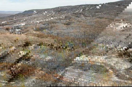 Foto 40 - Mountain Escape With Game Room, Balcony & Stunning Views in the Poconos Christina