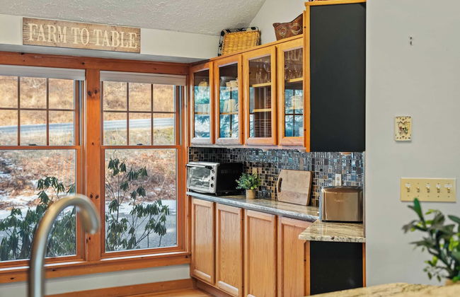 Mountain Escape With Game Room, Balcony & Stunning Views in the Poconos Christina - Foto 14