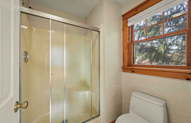 Mountain Escape With Game Room, Balcony & Stunning Views in the Poconos Christina - Foto 25
