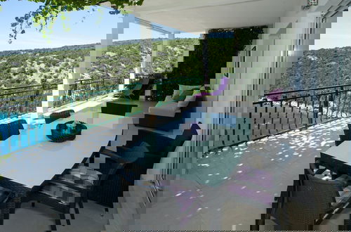Foto 45 - Wonderful Visinisce Apartments With Terrace and Sea Views