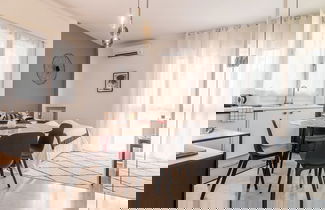 Foto 2 - Grey House