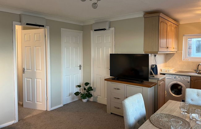 Beach Chalet - 2 Bedrooms - 4 Guests - Parking - Foto 23