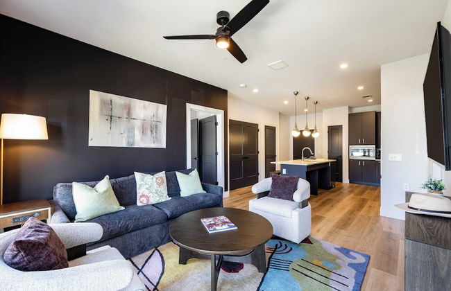 Walkable Midtown Location Modern Amenities, Pool & Gym Anthem by Avantstay - Photo 12