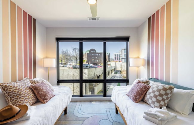 Walkable Midtown Location Modern Amenities, Pool & Gym Anthem by Avantstay - Photo 9