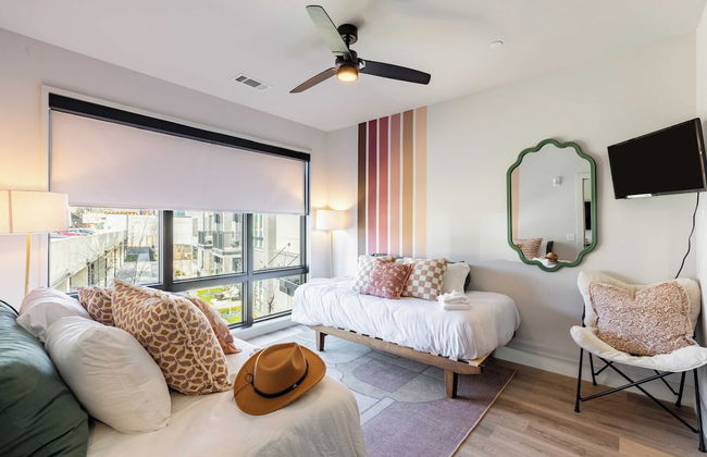 Walkable Midtown Location Modern Amenities, Pool & Gym Anthem by Avantstay - Photo 28
