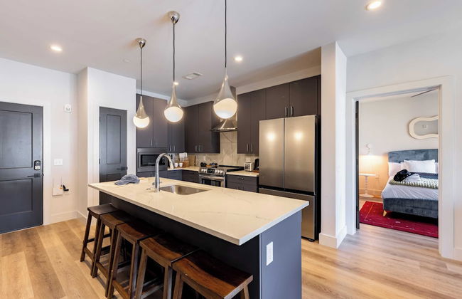 Walkable Midtown Location Modern Amenities, Pool & Gym Anthem by Avantstay - Photo 25