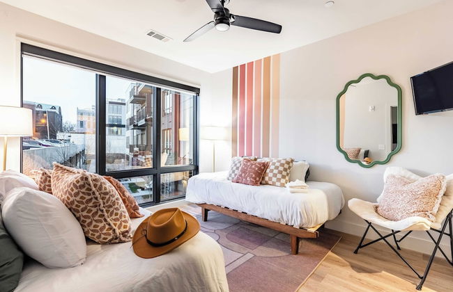 Walkable Midtown Location Modern Amenities, Pool & Gym Anthem by Avantstay - Photo 14
