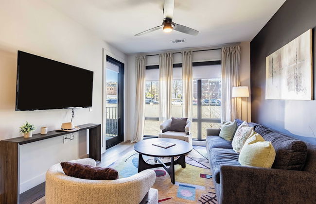 Walkable Midtown Location Modern Amenities, Pool & Gym Anthem by Avantstay - Photo 1