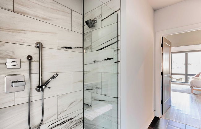 Walkable Midtown Location Modern Amenities, Pool & Gym Anthem by Avantstay - Photo 29