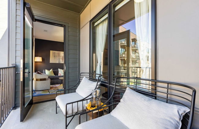 Walkable Midtown Location Modern Amenities, Pool & Gym Anthem by Avantstay - Photo 8