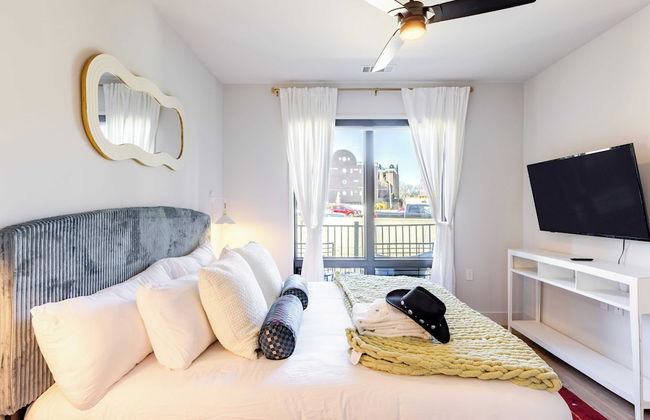 Walkable Midtown Location Modern Amenities, Pool & Gym Anthem by Avantstay - Photo 46