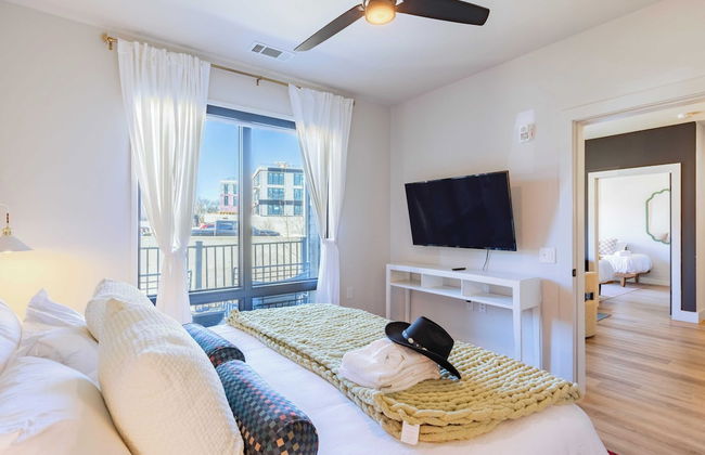 Walkable Midtown Location Modern Amenities, Pool & Gym Anthem by Avantstay - Photo 20