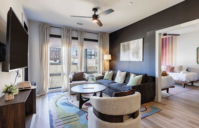 Walkable Midtown Location Modern Amenities, Pool & Gym Anthem by Avantstay - Photo 19