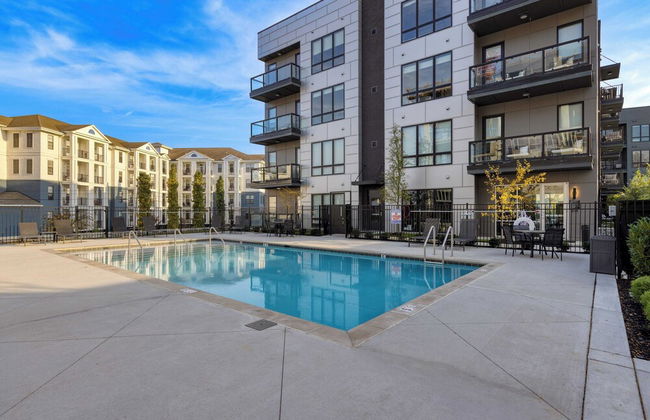 Walkable Midtown Location Modern Amenities, Pool & Gym Anthem by Avantstay - Photo 42