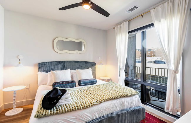 Walkable Midtown Location Modern Amenities, Pool & Gym Anthem by Avantstay - Photo 5