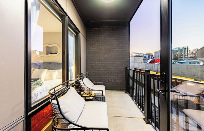 Walkable Midtown Location Modern Amenities, Pool & Gym Anthem by Avantstay - Photo 13