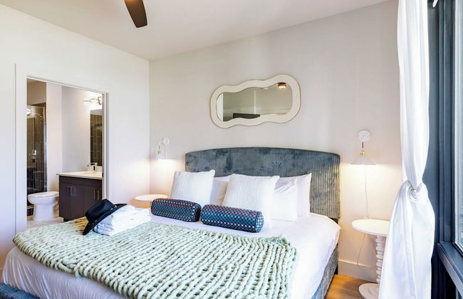 Walkable Midtown Location Modern Amenities, Pool & Gym Anthem by Avantstay - Photo 36
