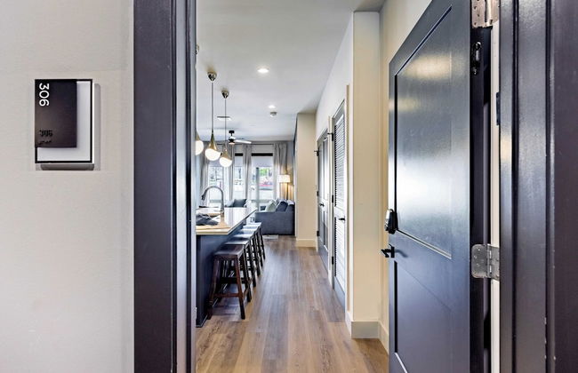 Walkable Midtown Location Modern Amenities, Pool & Gym Anthem by Avantstay - Photo 27