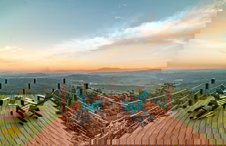 Foto 1 - Unparalleled Views Deck w Hottub Game Room Pool Table Panorama by Avantstay