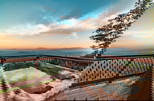 Foto 3 - Unparalleled Views Deck w Hottub Game Room Pool Table Panorama by Avantstay