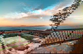 Foto 3 - Unparalleled Views Deck w Hottub Game Room Pool Table Panorama by Avantstay