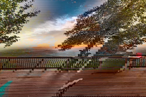 Foto 42 - Unparalleled Views Deck w Hottub Game Room Pool Table Panorama by Avantstay